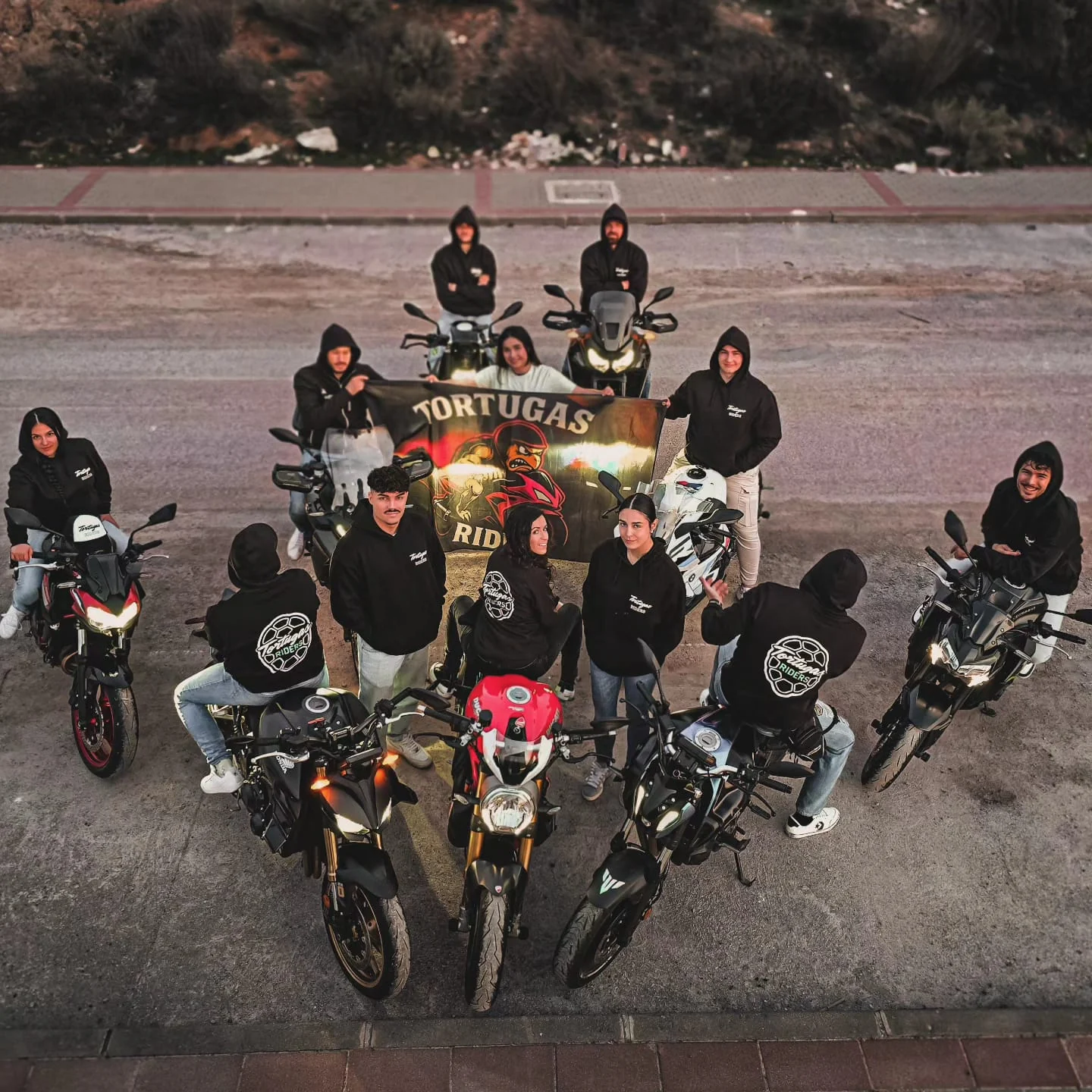 Foto grupal de Tortugas Riders con motos y bandera